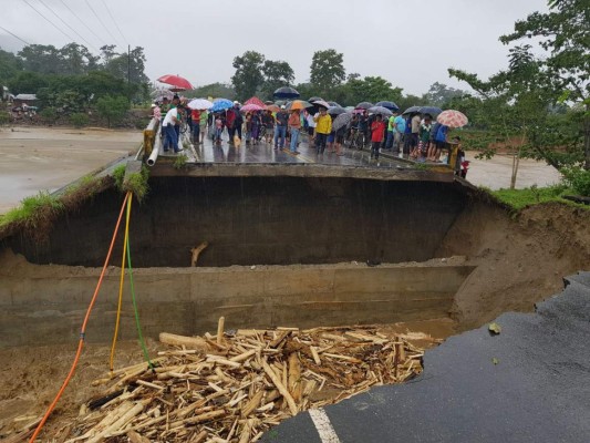 Se parte una carretera en Omoa y autoridades decretan emergencia