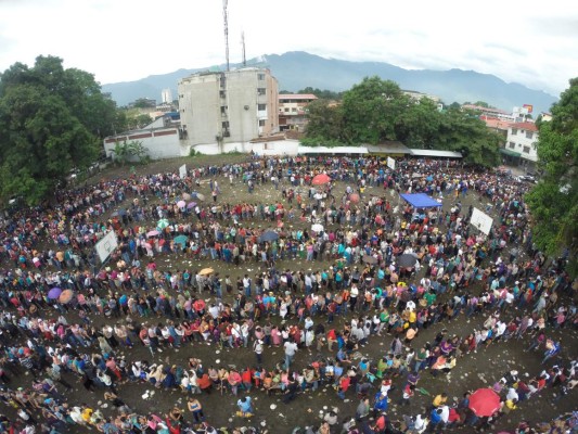 Se forman filas interminables para reclamar el Bono 10 Mil