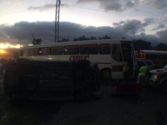 Bus pierde el control y destruye varios vehículos en San Pedro Sula