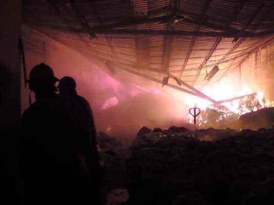 Bomberos controlan incendio en una bodega de Choloma