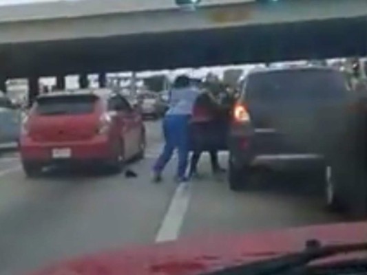 Le roban el carro por estar peleando en la calle