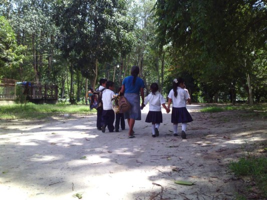 Abuela y nietos cargan agua 3 kilómetros para paliar la carencia