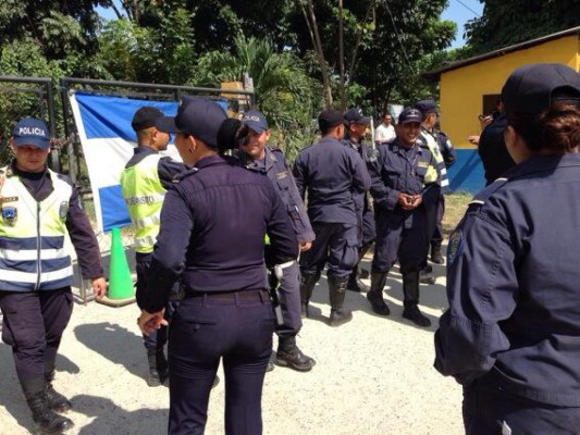 Policías protestan porque no les pagan dos meses de salario