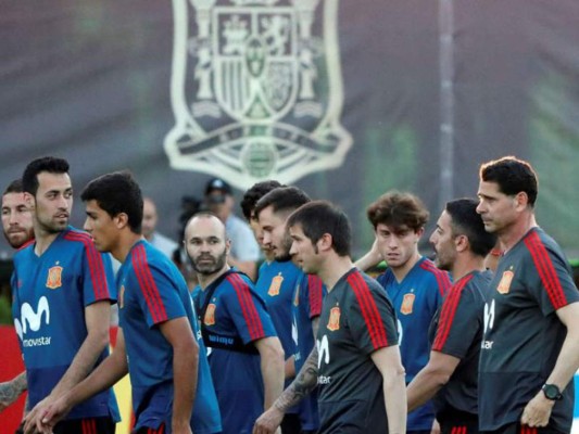 Jugadores de la selección de España llegan a Sochi con las caras serias