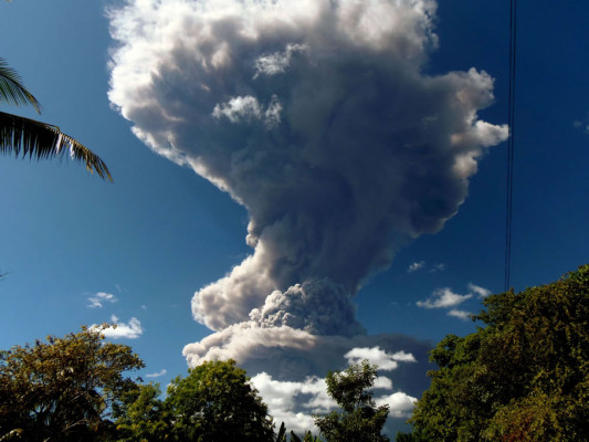 Bomberos de Honduras en alerta por erupción del Chaparrastique