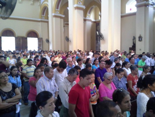 Abarrotada luce la catedral San Pedro Apóstol para celebrar el aniversario de la Diócesis.