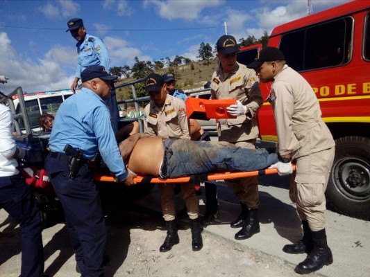 Una persona muerta y varios heridos deja accidente de bus en Tegucigalpa