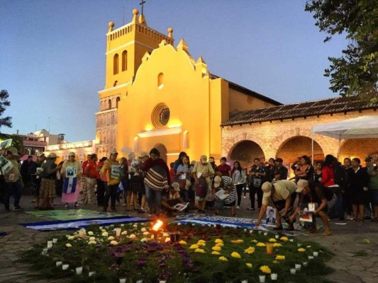 Madres hondureñas caminan por México en busca de sus hijos