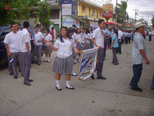 Estudiantes de Tela alfabetizaron a 1,039 adultos
