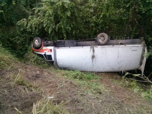 Un muerto deja colisión entre un camión y rastra en Naco