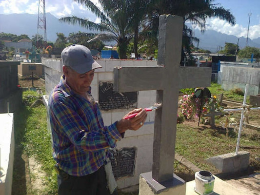 Hondureños concurren a cementerios para coronar a sus muertos