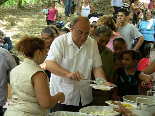 Se ordenó de sacerdote haciendo pasteles