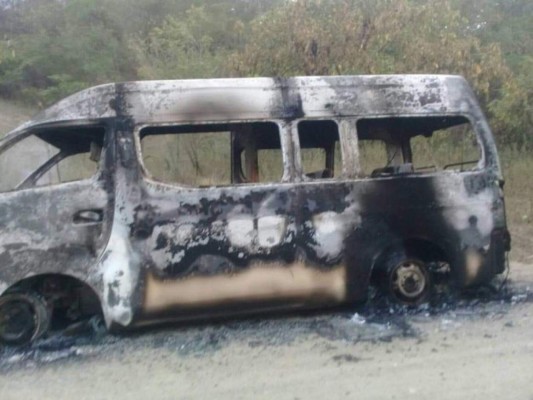 Desconocidos incendian un rapidito en Naco, Cortés