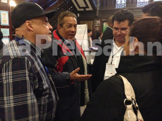 Cantante hondureño Moisés Canelo vota en New York