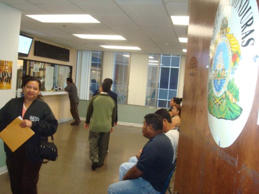 Gobierno llama a denunciar anomalidades en consulados