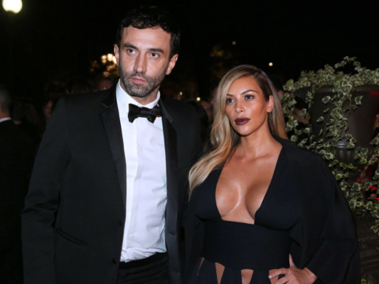 Kim Kardashian sorprende con atrevido escote