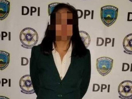 Cajera es grabada supuestamente robando de la tarjeta a un cliente