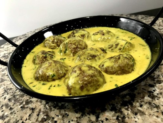 Albóndigas rellenas de queso en salsa al curry