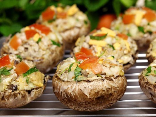 Prepare unos champiñones rellenos con pollo