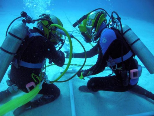 Astronautas se entrenan para misión lunar rodeados de tiburones y tortugas