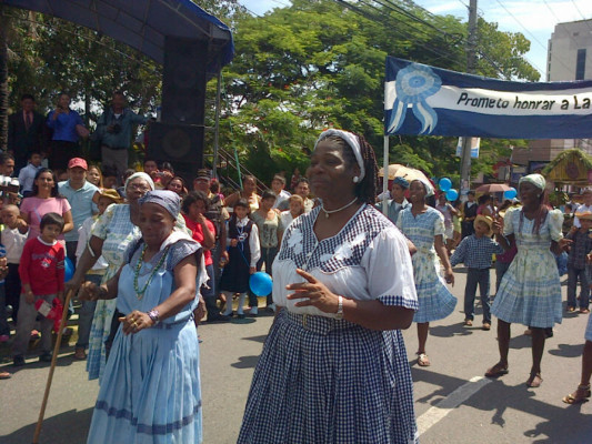 Escolares de San Pedro Sula rinden homenaje a Honduras en desfiles