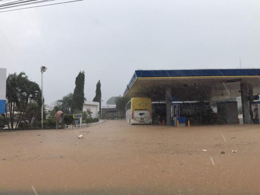 Declaran alerta roja para La Ceiba y todo Atlántida por fuertes lluvias