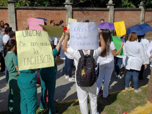 Estudiantes de Unicah exigen ser parte de convenio para realizar trabajo social