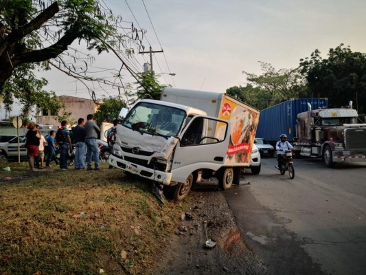 Dos heridos de gravedad deja accidente vial en colonia sampedrana