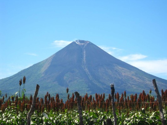 Erupción del volcán Momotombo atrae a turistas