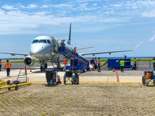 Llega el primer vuelo de turistas a Roatán, Islas de la Bahía