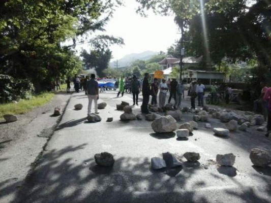 Desalojan a indignados que se habían tomado carretera