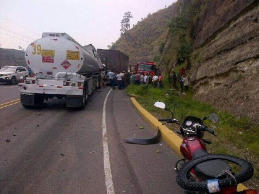 Honduras: Rescatan a hombre atrapado en carro tras accidente