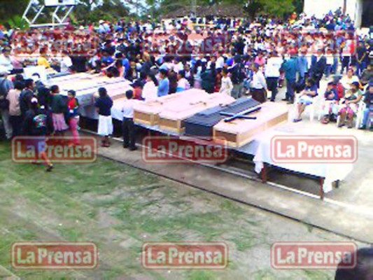 Dolor en San Isidro en misa dedicada a víctimas de accidente