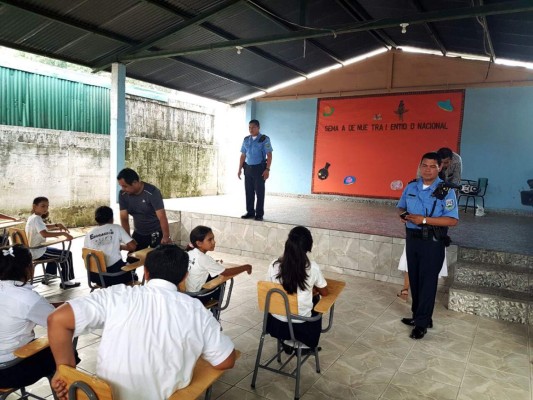 La Policía dona pupitres a escuela de San Pedro Sula