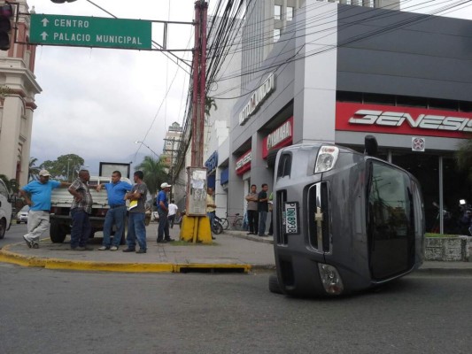 Camioneta se da vuelta al chocar con camión en San Pedro Sula