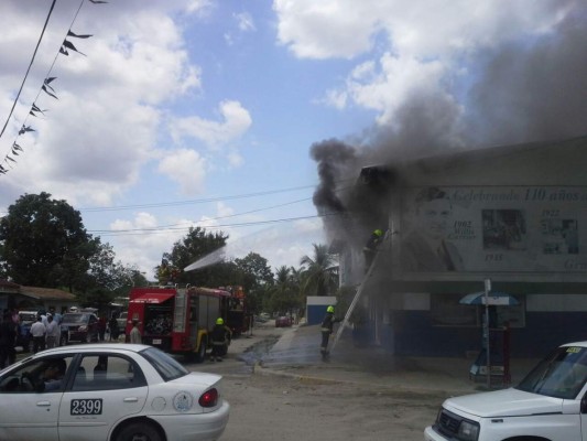 Incendio consume empresa de grupo Ayre en San Pedro Sula