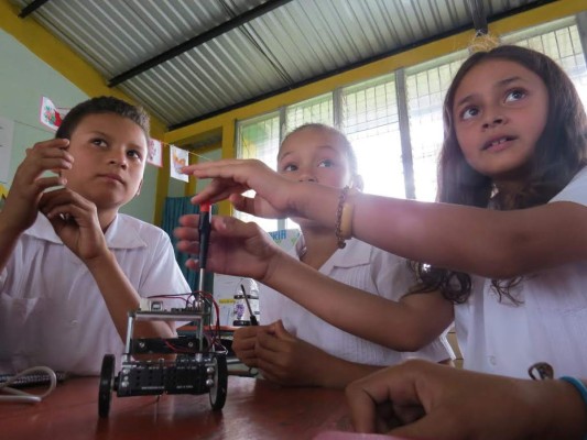 Colegios públicos avanzan al incluir la robótica en sus planes de estudio