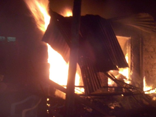 Incendio consume casa en Siguatepeque