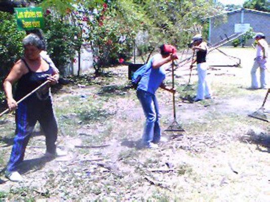 Limpian y pintan calles de 7 comunidades