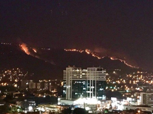 Incendio devora bosque de El Hatillo en Tegucigalpa