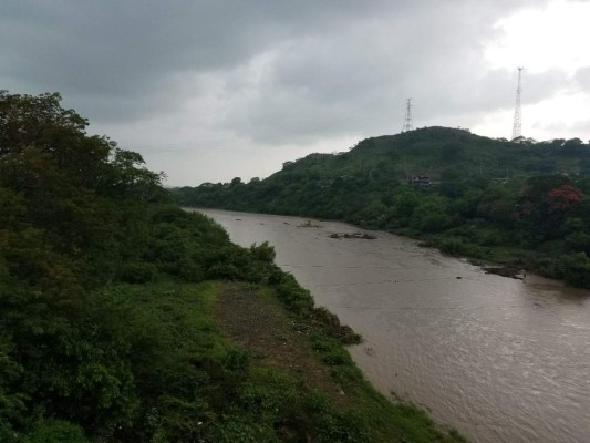 Hombre en estado de ebriedad cae a río por tratar de recoger una cerveza