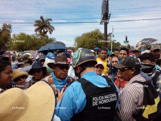 Honduras: Quema de llantas, bombas lacrimógenas y desalojos en jornada de protestas