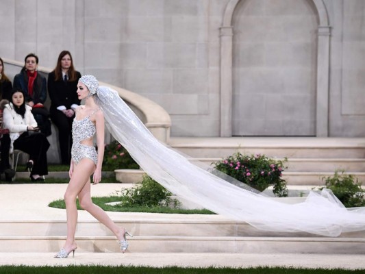 Karl Lagerfeld, ausente del desfile de Chanel en París por 'cansancio'