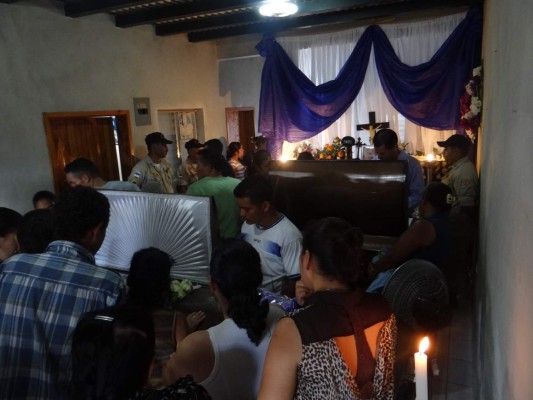 Indignación y dolor en velorio de padre e hijo asesinados en Lempira