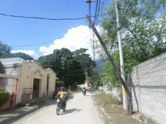 Poste a punto de caer pone en riesgo a vecinos de La Amistad