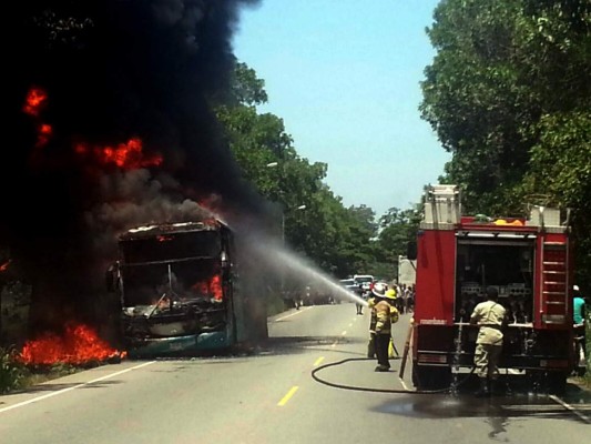 Hasta por las ventanas se lanzaron pasajeros de bus incendiado