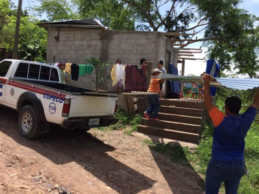 Hombre en estado de ebriedad cae a río por tratar de recoger una cerveza