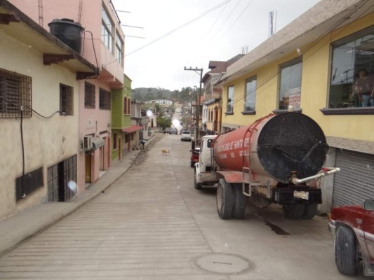 Cada 12 días, pobladores reciben agua en Santa Rosa de Copán