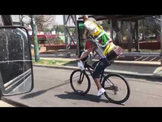 Ciclista con un 'San Judas' en la espalda se hace viral al sufrir penoso accidente