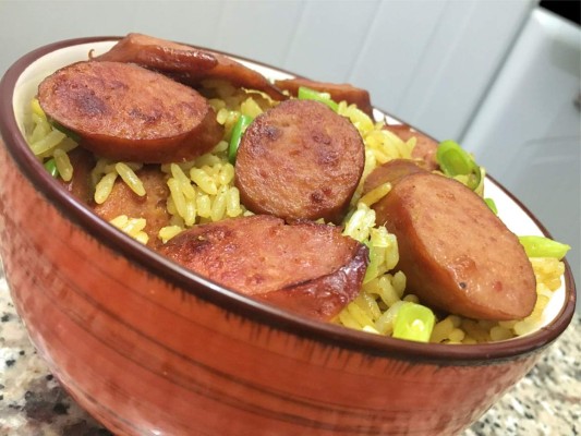 Cómo hacer arroz con salchicha